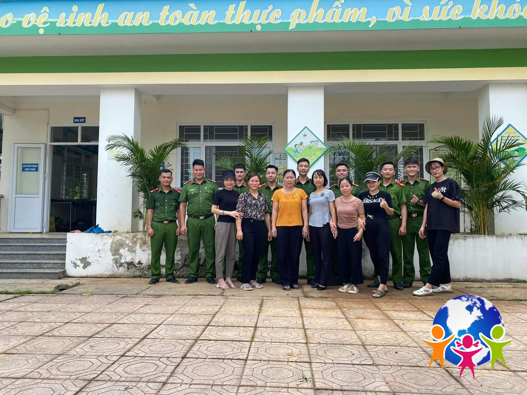 Một số hình ảnh các chiến sĩ công an, hội phụ huynh giúp đỡ nhà trường lao động trồng cây